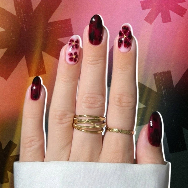 Бордовый маникюр с цветами — изящный дизайн ногтей на осень 2025 | Источник: theGirl