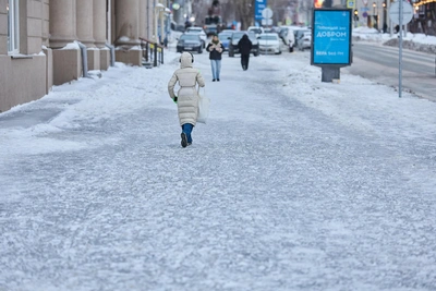 44 тонны материалов высыпали на тротуары Кемерова за сутки