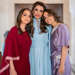 Родились с разницей в 1 день и очень близки: 5 неизвестных фактов о дочерях королевы Рании