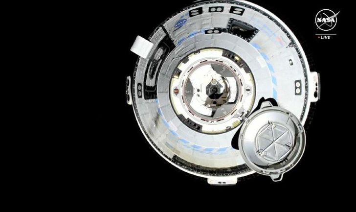 Не без новых неполадок: корабль Starliner с астронавтами пристыковался к МКС