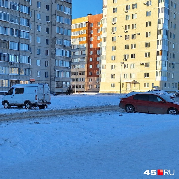 Здесь возле остановки напротив бассейна «Аквамарин» тротуар почищен, а вот проезд на парковке — сплошная снежная каша | Источник: Александр Лисихин / 45.RU