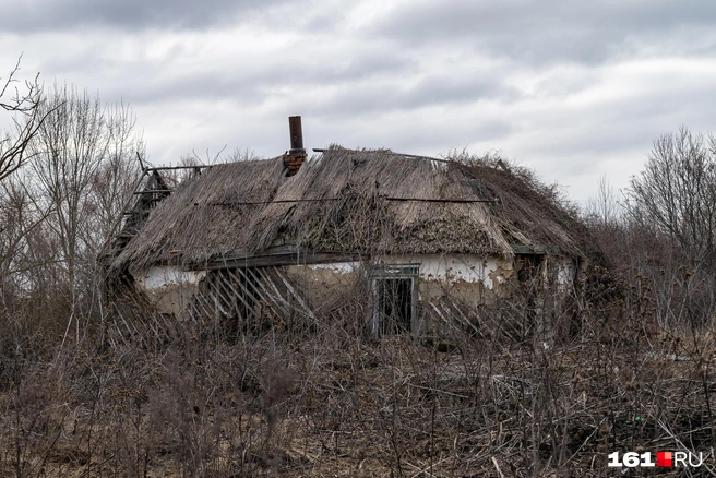 Дом на окраине хутора тоже развалился | Источник: Евгений Вдовин / 161.RU