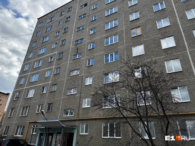 Сережа с семьей жил в этом доме. Обвиняемый в его убийстве Борис был их соседом | Источник: Дарья Манохина / E1.RU