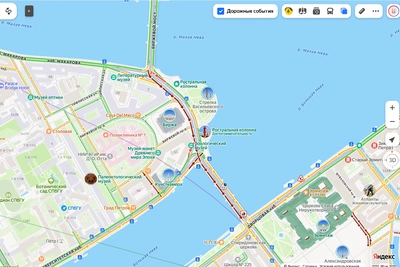 Два грузовика заблокировали Дворцовый мост