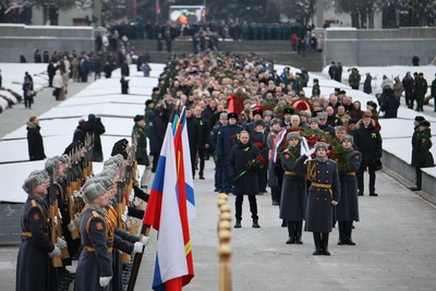 Помним: возложение цветов на Пискарёвском кладбище