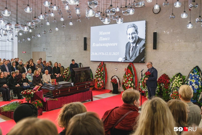 Игорь Сапко тоже вышел, чтобы выступить с речью о Микове | Источник: Тимофей Калмаков / 59.RU
