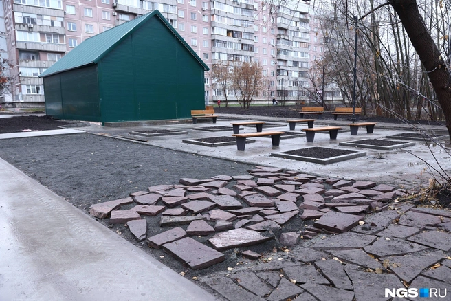 Когда-то на этом самом месте сгорел торговый павильон, вспоминают жители | Источник: Александр Ощепков / NGS.RU