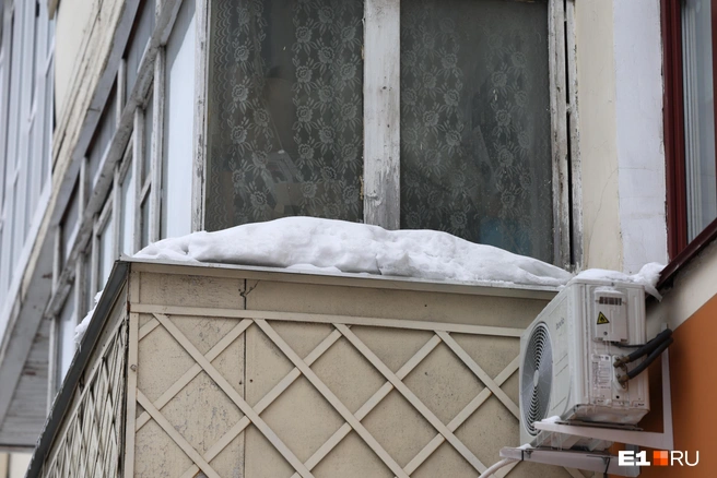 Не хотелось бы получить по голове комком снега, упавшим с козырька балкона | Источник: Владислав Лоншаков / E1.RU