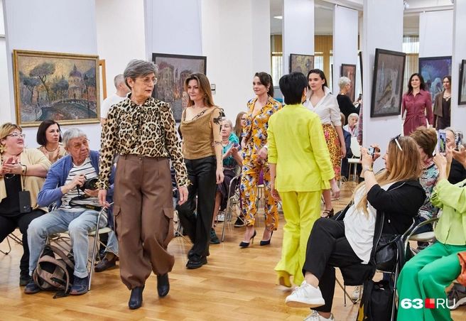 Посмотрите, как стильно!Кстати, Наталья Барышникова, 64-летняя самарская модель, недавно была героиней нашего материала  | Источник: Евгений Зиновьев / 63.RU 