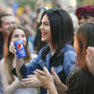 Зря Кендалл Дженнер дала полицейскому банку Pepsi