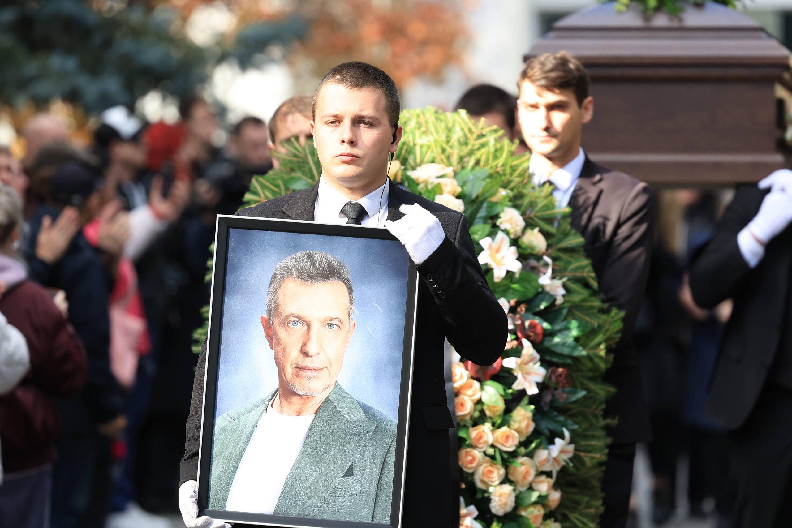 «Надеюсь, он чувствовал, что его любят». Кудрявцева, Такменев, Королёва — кто пришел на похороны критика Сергея Соседова