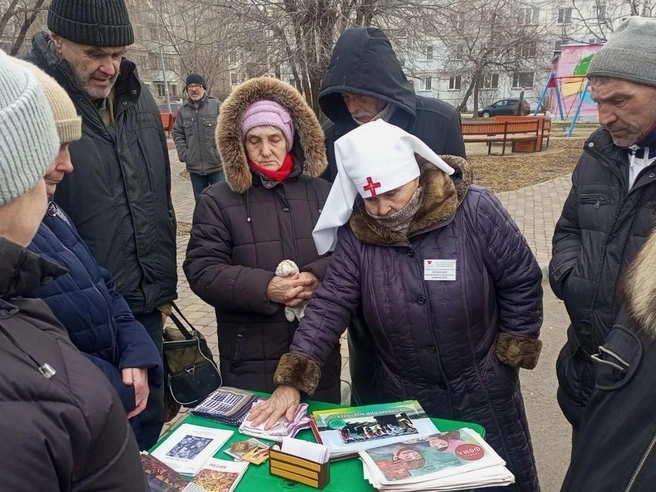 В «Сквере милосердия» проходят консультации | Источник: Курганская епархия Русской Православной Церкви / Vk.com