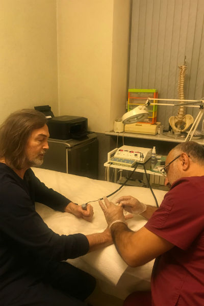 Никас Сафронов регулярно посещает врача