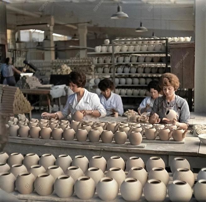 В одном из цехов краснодарского фарфорово-фаянсового завода «Чайка», 1966 год | Источник: BspChannel