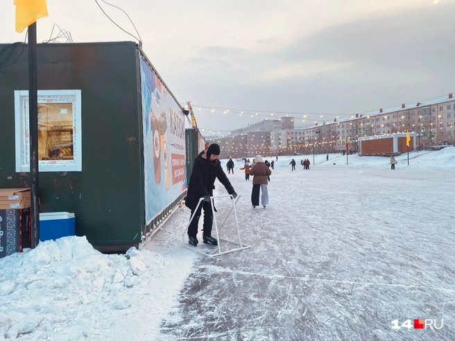 Если вы впервые встали на коньки, то можно воспользоваться специальными опорами для новичков | Источник: Надежда Ефимова / 14.RU