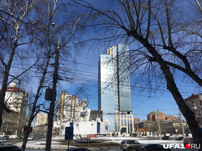 Посреди ничего стоит небоскреб | Источник: Андрей Бирюков / UFA1.RU