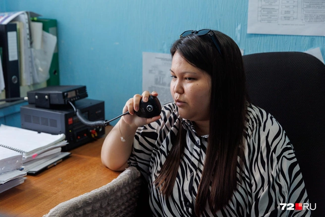 Диана круглосуточно мониторит ситуацию с пожарами. Она смотрит, что происходит, какие сигналы передают ей спутники&nbsp;— они снимают с высоты обстановку | Источник: Ирина Шарова / 72.RU 