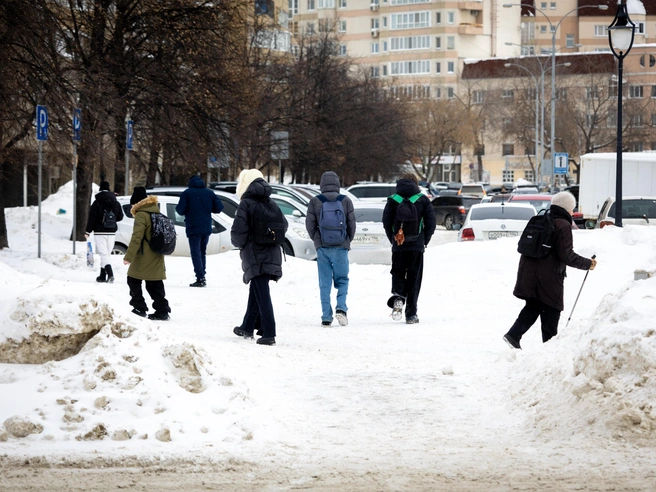 Снежные валы вдоль дорог достигают высоты по колено и выше. | Источник: Владислав Лоншаков / E1.RU