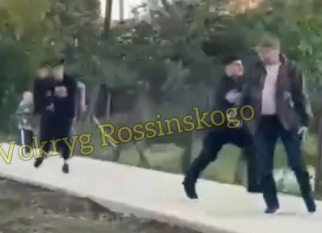 На одном из видео подростки толкают пожилого мужчину | Источник: VOKRYG ROSSINSKOGO / T.me
