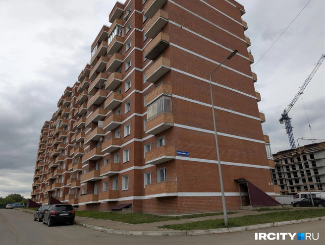 Дом для сирот и сам выглядит брошенным на произвол судьбы | Источник: Алина Ринчино / «ИрСити»