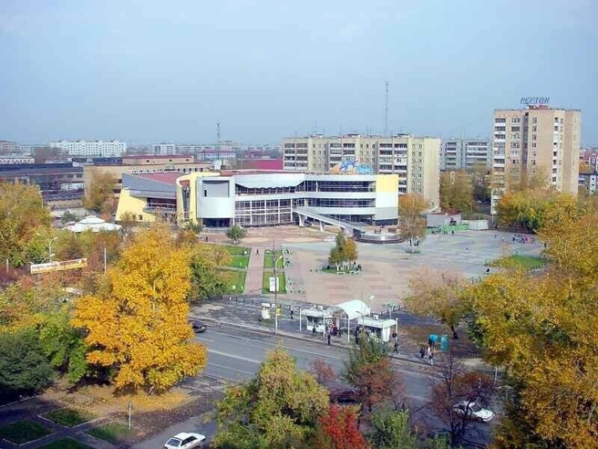 Здание «Арт-Паласа», больше 10 лет простоявшего заброшенным, снесли в 2012 году. С ним площадь 400-летия была совсем другая | Источник: Тюмень (старые фото) / Vk.com