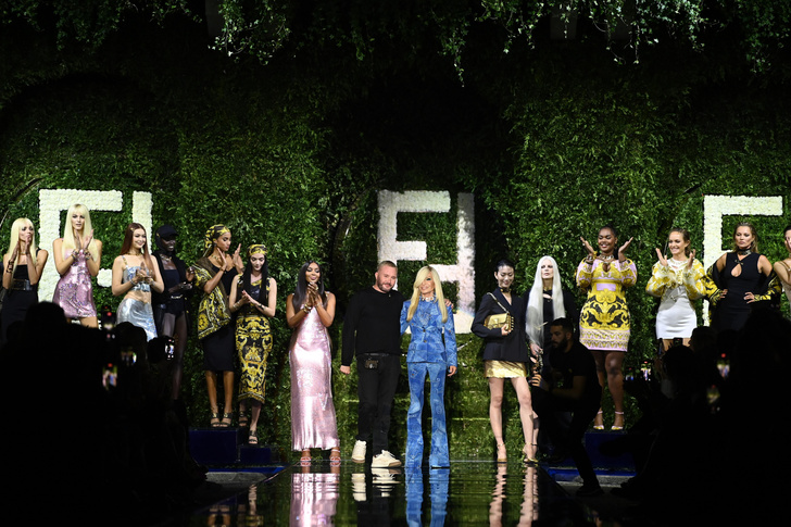 Мосс в боди, Наоми в серебре, Ратаковски в микротопе: 20 звезд на показе Versace & Fendi