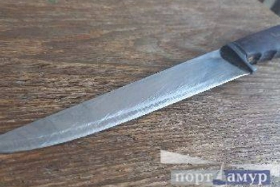 Благовещенка ударила ножом сожителя и вызвала полицию
