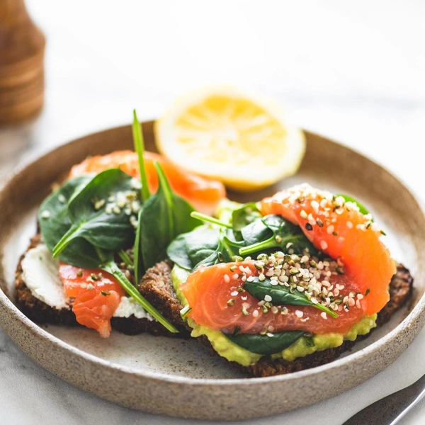 Тосты с авокадо и копченым лососемЛегендарный рецепт от Джейми Оливера, который точно придется по душе спортсменам и тем, кто следит за фигурой. Полный рецепт тостов с авокадо и копченым лососем читайте по ссылке.