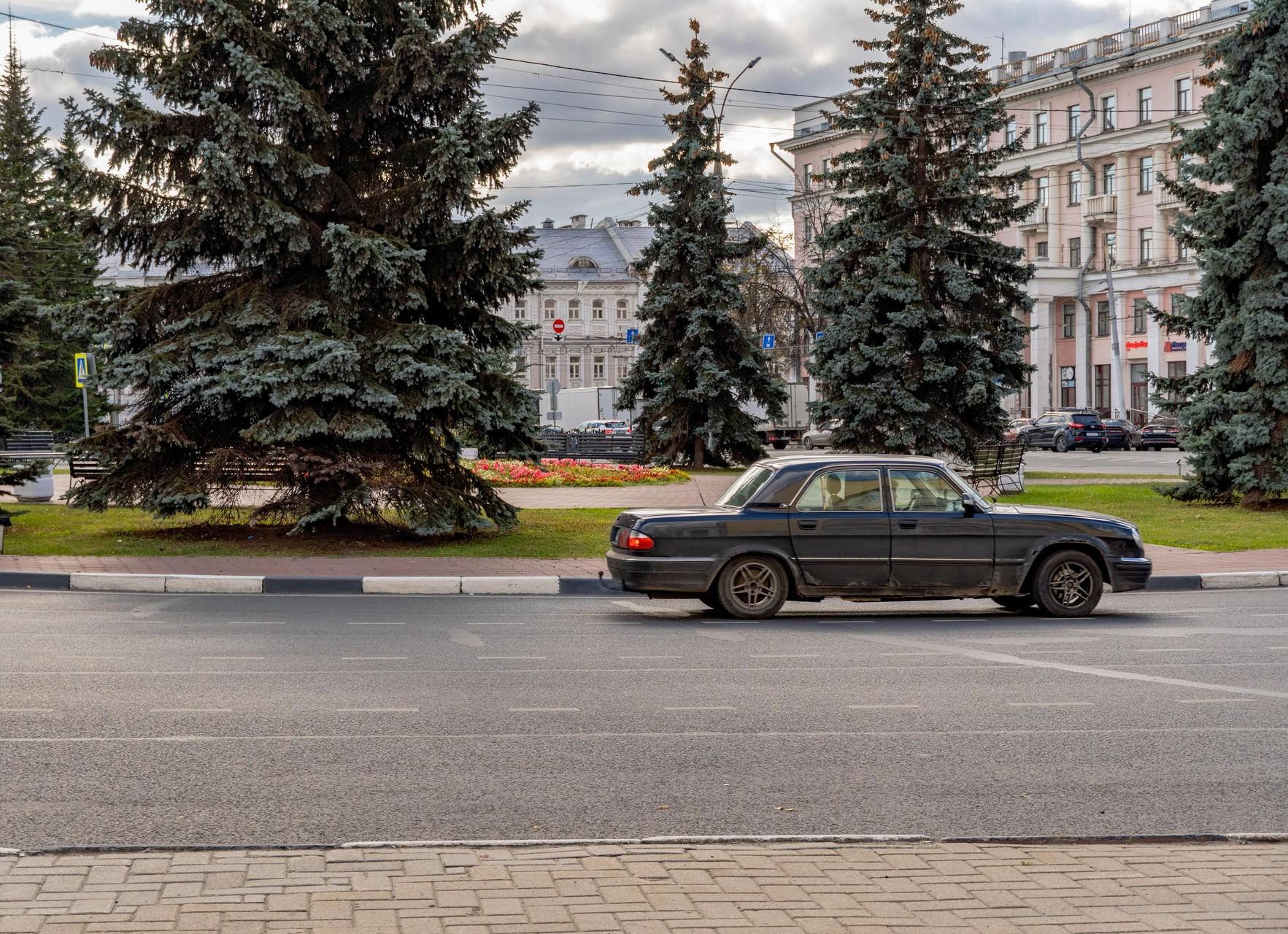 Через пару сцен Афанасий вместе с Федулом бегут по площади Волкова | Источник: Кирилл Поверинов / 76.RU