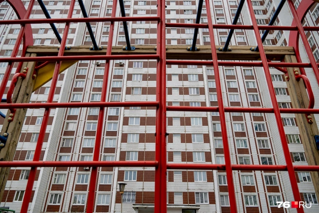 Дома настолько высокие, что возникает ощущение, будто тебя закрыли в коробке | Источник: Кирилл Поверинов / 76.RU