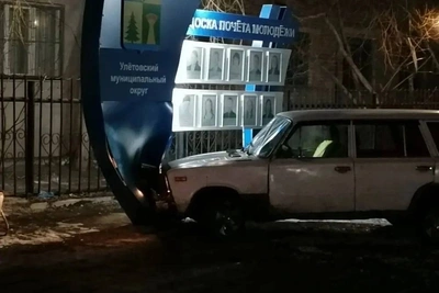 Доску почета снесли ночными гонками в Забайкалье