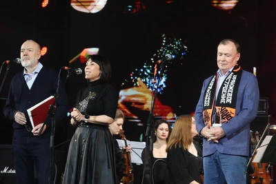 VIP Party in Yekaterinburg Draws Rock Stars and Officials