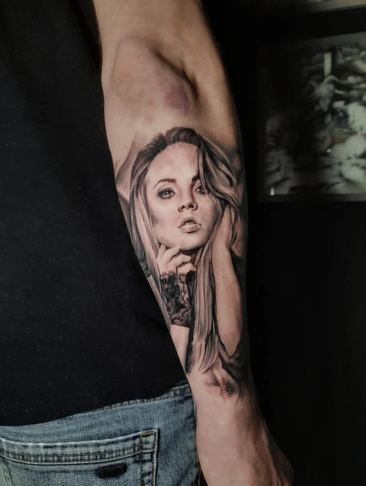 В соцсетях певица похвасталась другими тату-работами со своим лицом | Источник: marina_maksim / T.me