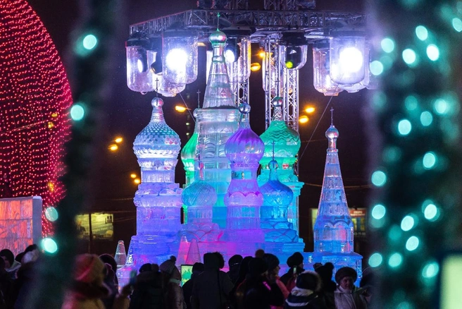 Ледовый Кремль в этом году — еще и горка для детей | Источник: Официальный портал фестиваля «Зима в Москве