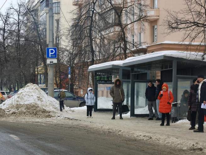 После перекрестка с улицей Энгельса снежные кучи не исчезают. | Источник: Михаил Шилкин 
