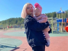 «Миля же не ревет. Ей все нравится»: родившая в 14 лет школьница зарабатывает на снимках дочери