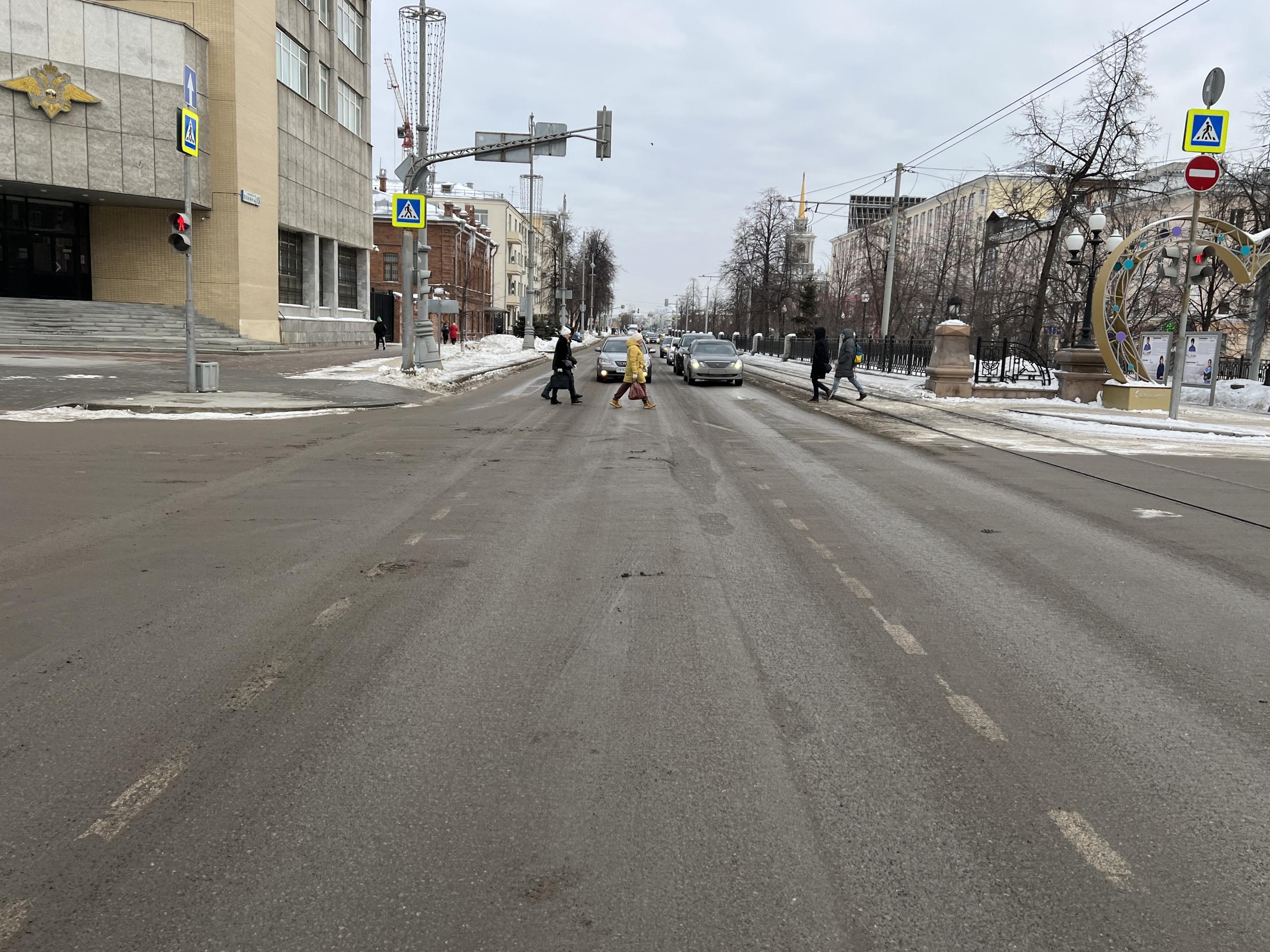 В центре Екатеринбурга появилось место, где машины подбрасывают в воздух:  видео - 29 января 2024 - Е1.ру