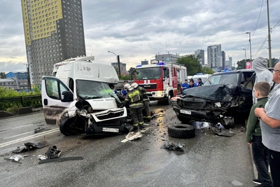 В Екатеринбурге Range Rover столкнулся с фургоном, движение перекрыто