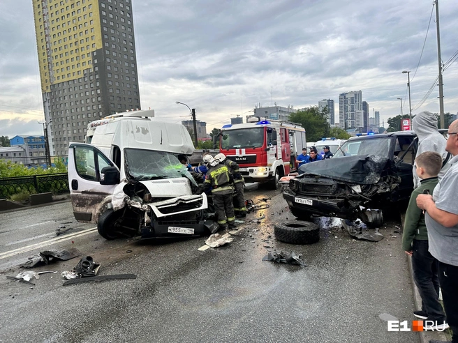 На Блюхеровском мосту произошла массовая авария | Источник: читатель E1.RU