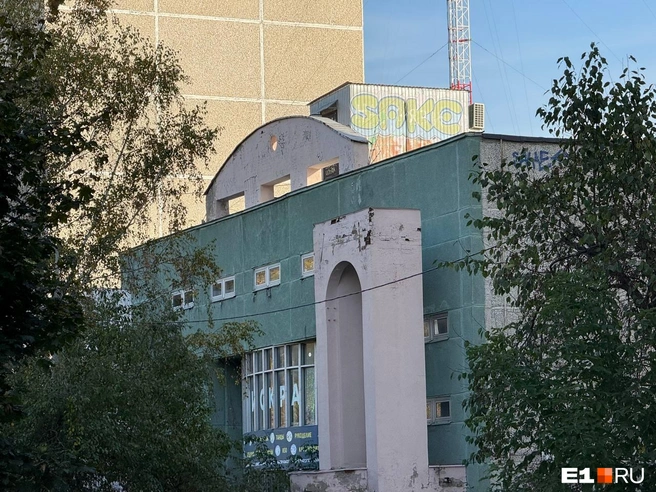 Еще одно необычное панельное здание с магазином | Источник: Анастасия Баранова / E1.RU