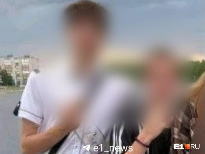 Максим (имя изменено) на фотографии справа | Источник: читатель E1.RU