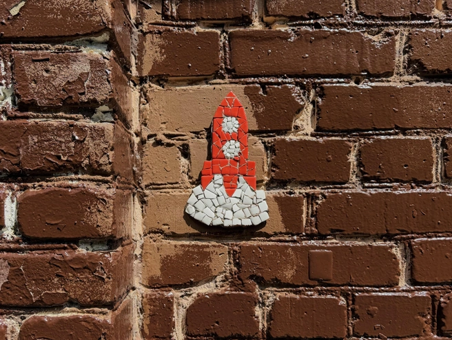Коммунальщики иногда закрашивают работы. Что удивительно, их очищают сами жители | Источник: Виктория Никитина / MSK1.RU