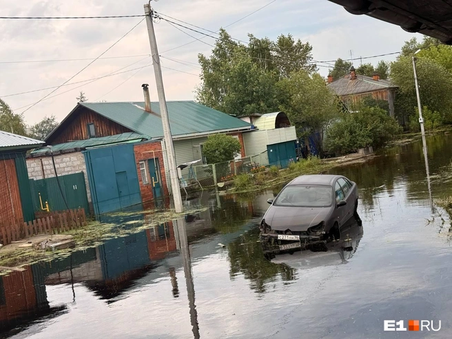 Кому-то пришлось бросить автомобиль | Источник: Дарья Костомина / E1.RU