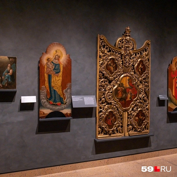 В центре&nbsp;— Царские врата, 1740-е годы. Это главные врата иконостаса, символизирующие вход в рай | Источник: Василина Любимова / 59.RU