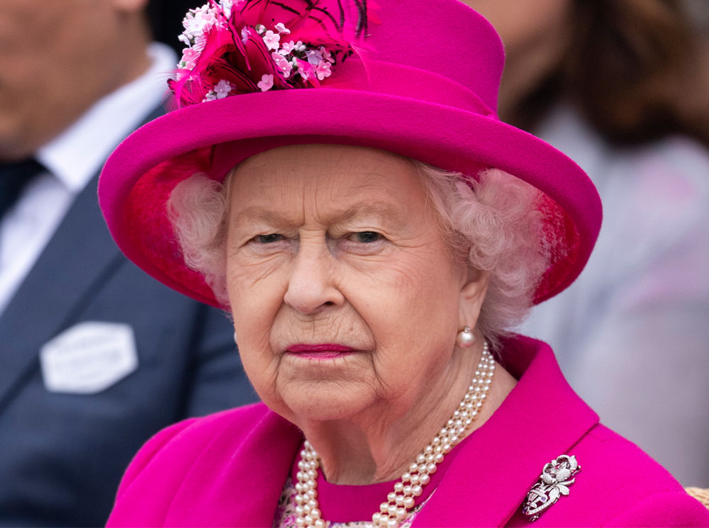 С Королевой Елизаветой вновь случился конфуз (но она осталась невозмутимой) | marieclaire.ru