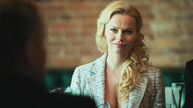 Как бы Анна Лутцева ни стреляла глазками, не все мужчины поддались на ее чары | Источник: кадр из сериала «Васька» (16+), реж. Генрих Кен, НТВ, 2005 год.