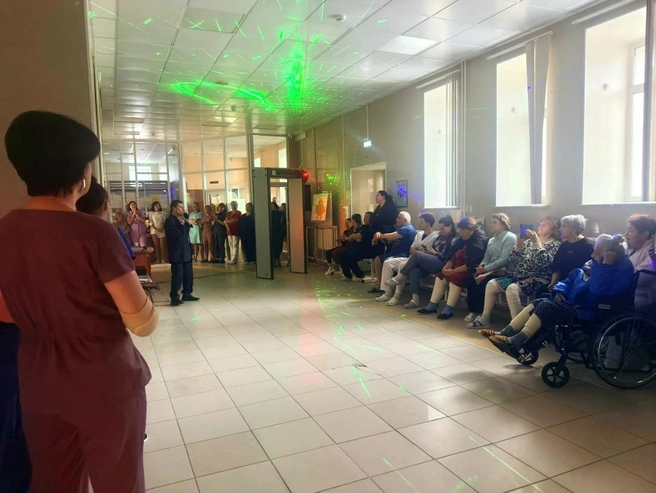 Павел Касай разукрасил обычный будний день сотрудников и пациентов травматологии | Источник: Сургутский травмцентр / ВКонтакте