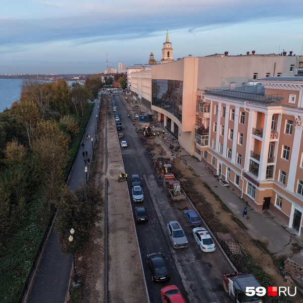 Для нового тротуара уже укладывают щебень, на который вскоре уложат асфальт | Источник: Кирилл Хафизов / 59.RU