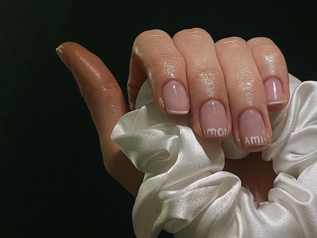 Денежный маникюр на февраль 2026: семь цветов, которые запустят финансовый поток в вашу жизнь | marieclaire.ru