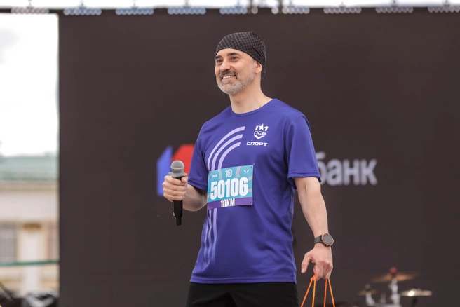 Евгений Грешилов, региональный директор ПСБ в Забайкальском крае, поздравил участников «Забега.РФ» со стартами и вручил новобрачным подарок от банка | Источник: Ольга Миллер